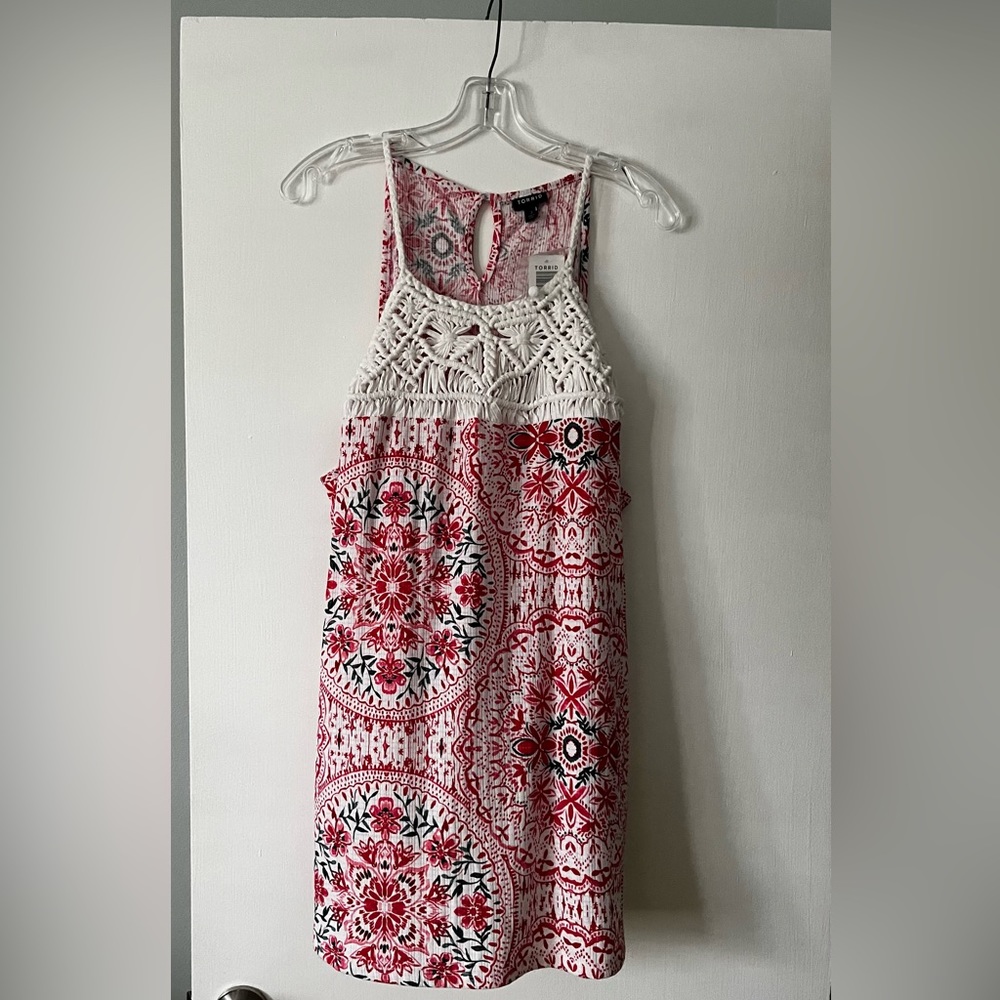 Torrid Sleeveless Pink Floral Top With White Macramé Trim